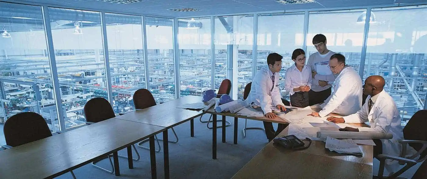 Team plant eine Fabrik in einem Büro