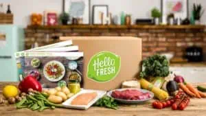 Produktbild von HelloFresh mit Kochbox auf Tresen in Küche