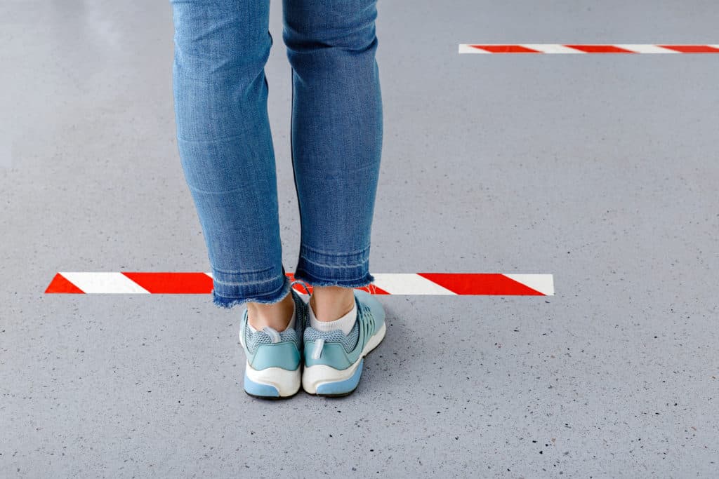 Bodenmarkierung Haltestreifen Personal Hallenboden