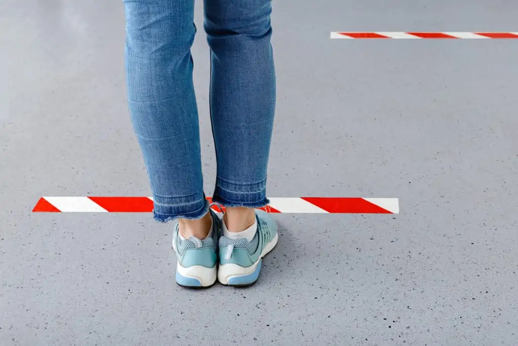 Bodenmarkierung Haltestreifen Personal Hallenboden 