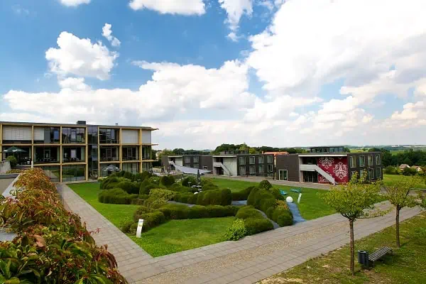 Best Western Hotel Blick auf Tagungsräume und Parkanlagen im Vordergrund