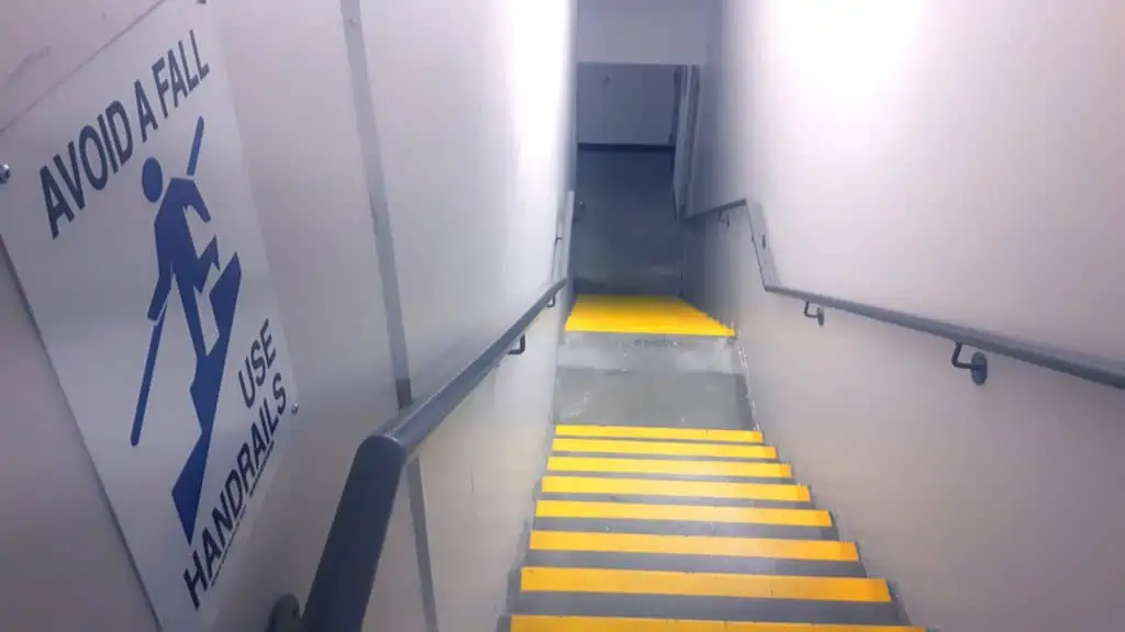 Edge marking stairs continuous