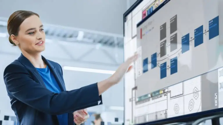 Planerin bedient Touchbildschirm Prozessplanung mit logix in der Software visTABLE